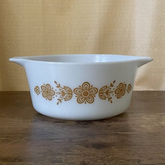 Vintage 1970s Pyrex Butterfly Gold Baking Dish White Yellow Floral Glass 474-B - Picture 1 of 7